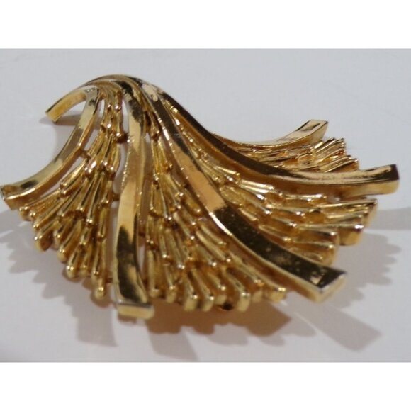 Vintage Trifari Gold Tone Brooch Pin Scalloped Design '55-'69 - Picture 2 of 8